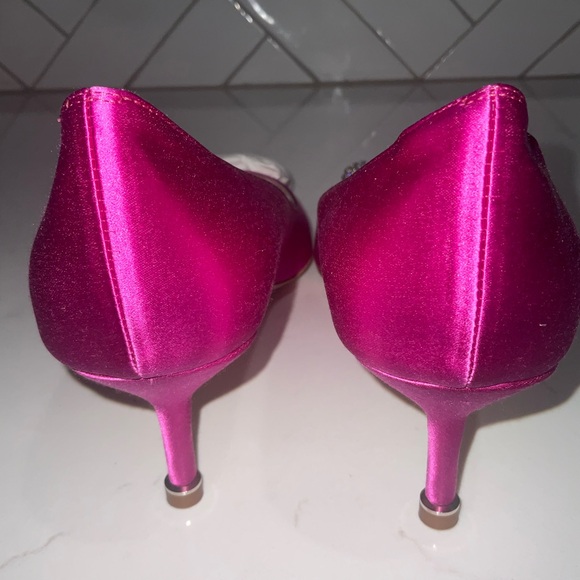 Manolo Blahnik Hangisi Pumps with Crystal Embellishment NWT - Picture 7 of 12